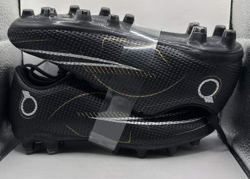 Boys Girls Soccer Cleats, size 4